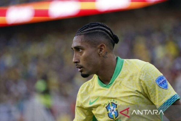 Berikut beberapa alternatif judul untuk "Raphinha sesumbar akan cetak gol saat melawan Timnas Argentina":

1. "Raphinha Percaya Diri Akan Cetak Gol Melawan Argentina"
2. "Raphinha Optimis Dapat Mencetak Gol di Pertandingan Melawan Argentina"
3. "Raphinha Mengklaim Siap Cetak Gol Saat Berhadapan dengan Timnas Argentina"
4. "Raphinha Yakin Akan Menorehkan Gol Kontra Argentina"
5. "Raphinha: 'Saya Akan Cetak Gol Melawan Argentina!'"
6. "Raphinha Berambisi Cetak Gol di Pertandingan Melawan Argentina" 

Apakah Anda memerlukan lebih banyak opsi atau modifikasi pada judul-judul ini?