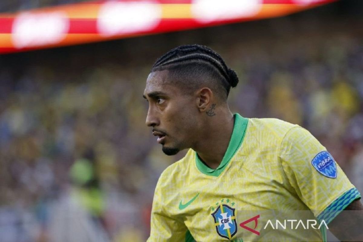 Berikut beberapa alternatif judul untuk "Raphinha sesumbar akan cetak gol saat melawan Timnas Argentina":

1. "Raphinha Percaya Diri Akan Cetak Gol Melawan Argentina"
2. "Raphinha Optimis Dapat Mencetak Gol di Pertandingan Melawan Argentina"
3. "Raphinha Mengklaim Siap Cetak Gol Saat Berhadapan dengan Timnas Argentina"
4. "Raphinha Yakin Akan Menorehkan Gol Kontra Argentina"
5. "Raphinha: 'Saya Akan Cetak Gol Melawan Argentina!'"
6. "Raphinha Berambisi Cetak Gol di Pertandingan Melawan Argentina" 

Apakah Anda memerlukan lebih banyak opsi atau modifikasi pada judul-judul ini?