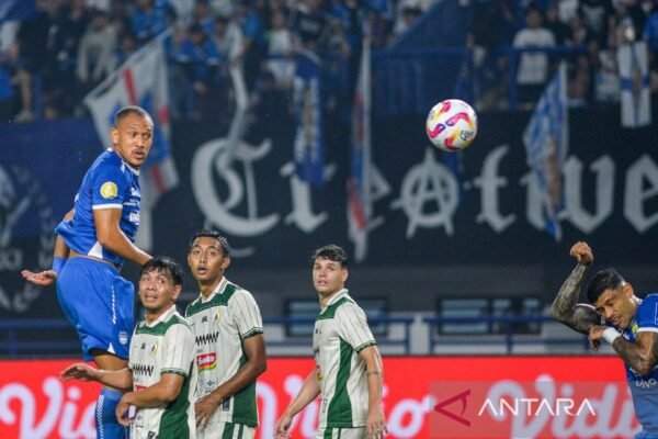 Berikut adalah beberapa alternatif judul untuk "Tujuh Tim Bertarung untuk Hindari Zona Degradasi Liga 1 Indonesia":

1. "Pertarungan Tujuh Tim: Menghindari Zona Degradasi Liga 1 Indonesia"
2. "Tujuh Tim Dalam Perjuangan Menghindari Degradasi Liga 1 Indonesia"
3. "Liga 1 Indonesia: Tujuh Tim Berjuang Selamat dari Degradasi"
4. "Bersiap Mempertaruhkan Segalanya: Tujuh Tim Melawan Degradasi di Liga 1 Indonesia"
5. "Detik-Detik Menentukan: Tujuh Tim Berjuang di Zona Degradasi Liga 1 Indonesia"
6. "Pertarungan Seru: Tujuh Tim Coba Selamat dari Degradasi Liga 1 Indonesia"
7. "Tujuh Tim, Satu Tujuan: Menghindari Zona Berbahaya Liga 1 Indonesia"

Semoga alternatif-alternatif ini bermanfaat!