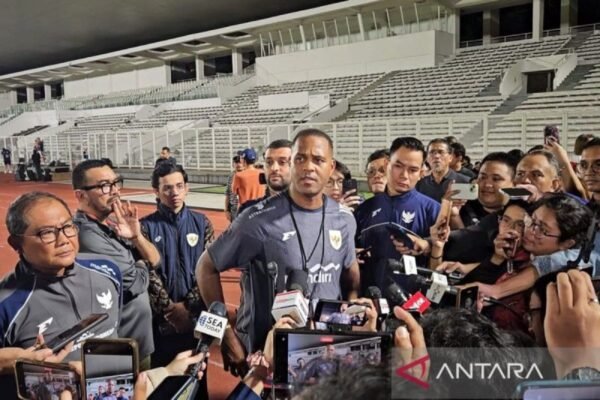 Here are some alternative title suggestions for "Pratinjau Indonesia vs Bahrain: Saatnya kembali tampil pragmatis":

1. "Preview Indonesia vs Bahrain: Time to Embrace Pragmatism Again"
2. "Indonesia vs Bahrain Preview: A Return to Pragmatic Play"
3. "Indonesia vs Bahrain: Revisiting Pragmatic Strategies"
4. "Match Preview: Indonesia vs Bahrain – The Need for Pragmatism"
5. "Indonesia vs Bahrain Insights: Time for a Pragmatic Approach"
6. "Before the Match: Indonesia vs Bahrain – The Focus on Pragmatism"
7. "Indonesia vs Bahrain: A Pragmatic Comeback on the Field"
8. "Looking Ahead to Indonesia vs Bahrain: Time for Practical Tactics"
9. "Indonesia vs Bahrain: Emphasizing Pragmatism Once More"
10. "Preview of Indonesia vs Bahrain: The Pragmatic Strategy Resurgence" 

Feel free to mix and match phrases from these suggestions to create a title that best fits your needs!