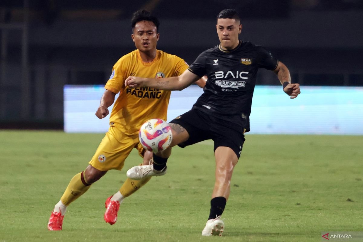 Tentu! Berikut beberapa alternatif judul untuk "Alexis Messidoro siapkan mental jelang laga melawan Persis Solo":

1. "Alexis Messidoro Bersiap Mental untuk Pertandingan Melawan Persis Solo"
2. "Persiapan Mental Alexis Messidoro Menyambut Duel Kontra Persis Solo"
3. "Alexis Messidoro Tingkatkan Kesiapan Mental Sebelum Laga dengan Persis Solo"
4. "Menyongsong Pertandingan Melawan Persis Solo: Fokus Mental Alexis Messidoro"
5. "Alexis Messidoro: Siapkan Mental untuk Tantangan Melawan Persis Solo"

Silakan pilih yang paling sesuai atau minta lebih banyak pilihan jika diperlukan!