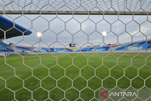 Here are some alternate title suggestions for the topic "Panpel Arema FC Legawa Terima Sanksi Imbas Pelemparan Bus Persik":

1. "Panpel Arema FC Siap Hadapi Sanksi Akibat Insiden Pelemparan Bus Persik"
2. "Arema FC Terima Sanksi: Tindakan Pelemparan Bus Persik Terbayar"
3. "Legawa Terima Sanksi: Panpel Arema FC Respons Insiden Pelemparan Bus Persik"
4. "Konsekuensi Pelemparan: Arema FC Terima Sanksi dari Pihak Berwenang"
5. "Arema FC Respons Sanksi Setelah Insiden Pelemparan Bus Persik"
6. "Tanggung Jawab Panpel Arema FC: Sanksi Pasca Pelemparan Bus Persik"
7. "Panpel Arema FC Hadapi Sanksi: Pelemparan Bus Persik Memicu Tindakan"
8. "Dampak Pelemparan Bus Persik: Arema FC Terima Sanksi Resmi" 

Feel free to mix and match elements from these suggestions!
