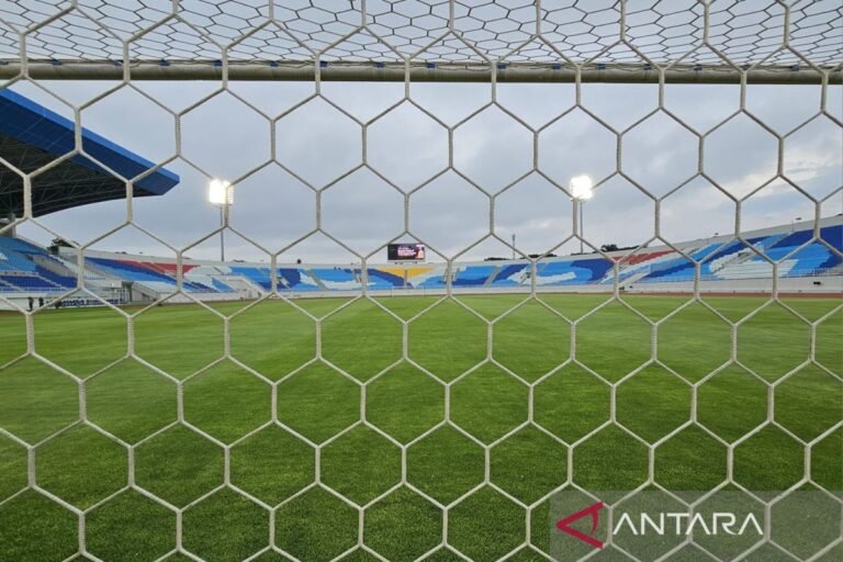 Here are some alternate title suggestions for the topic "Panpel Arema FC Legawa Terima Sanksi Imbas Pelemparan Bus Persik":

1. "Panpel Arema FC Siap Hadapi Sanksi Akibat Insiden Pelemparan Bus Persik"
2. "Arema FC Terima Sanksi: Tindakan Pelemparan Bus Persik Terbayar"
3. "Legawa Terima Sanksi: Panpel Arema FC Respons Insiden Pelemparan Bus Persik"
4. "Konsekuensi Pelemparan: Arema FC Terima Sanksi dari Pihak Berwenang"
5. "Arema FC Respons Sanksi Setelah Insiden Pelemparan Bus Persik"
6. "Tanggung Jawab Panpel Arema FC: Sanksi Pasca Pelemparan Bus Persik"
7. "Panpel Arema FC Hadapi Sanksi: Pelemparan Bus Persik Memicu Tindakan"
8. "Dampak Pelemparan Bus Persik: Arema FC Terima Sanksi Resmi" 

Feel free to mix and match elements from these suggestions!