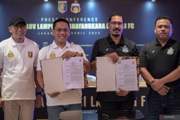Berikut adalah beberapa alternatif judul untuk berita mengenai perubahan nama dan domisili tujuh klub, termasuk Bhayangkara dan Persikas:
1. “Transformasi Sepak Bola: Tujuh Klub, Termasuk Bhayangkara dan Persikas, Perbarui Nama dan Domisili”
2. “Perubahan Signifikan: Tujuh Klub, Termasuk Bhayangkara dan Persikas, Ganti Nama dan Lokasi”
3. “Era Baru untuk Tujuh Klub: Bhayangkara dan Persikas Ikut Ganti Nama serta Tempat Tinggal”
4. “Sejumlah Klub Sepak Bola, Termasuk Bhayangkara dan Persikas, Lakukan Perubahan Nama dan Domisili”
5. “Menyongsong Perubahan: Bhayangkara dan Persikas Bersama Tujuh Klub Ganti Nama dan Domisili”
6. “Melangkah ke Depan: Tujuh Klub Ganti Nama dan Domisili, Termasuk Bhayangkara dan Persikas”
7. “Rebranding di Dunia Sepak Bola: Bhayangkara dan Persikas Serta Tujuh Klub Lainnya Ganti Nama dan Domisili”
Semoga ini membantu! Berikut adalah beberapa alternatif judul untuk berita mengenai perubahan nama dan domisili tujuh klub, termasuk Bhayangkara dan Persikas:
1. "Transformasi Sepak Bola: Tujuh Klub, Termasuk Bhayangkara dan Persikas, Perbarui Nama dan Domisili"
2. "Perubahan Signifikan: Tujuh Klub, Termasuk Bhayangkara dan Persikas, Ganti Nama dan Lokasi"
3. "Era Baru untuk Tujuh Klub: Bhayangkara dan Persikas Ikut Ganti Nama serta Tempat Tinggal"
4. "Sejumlah Klub Sepak Bola, Termasuk Bhayangkara dan Persikas, Lakukan Perubahan Nama dan Domisili"
5. "Menyongsong Perubahan: Bhayangkara dan Persikas Bersama Tujuh Klub Ganti Nama dan Domisili"
6. "Melangkah ke Depan: Tujuh Klub Ganti Nama dan Domisili, Termasuk Bhayangkara dan Persikas"
7. "Rebranding di Dunia Sepak Bola: Bhayangkara dan Persikas Serta Tujuh Klub Lainnya Ganti Nama dan Domisili"
Semoga ini membantu!
