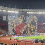 Here are some alternate titles for "Koreografi Berhias Tifo Pendekar Wayang Warnai Laga Indonesia vs China":

1. "Tampilan Tifo Pendekar: Kisah Wayang dalam Pertandingan Indonesia vs China"
2. "Penghormatan Wayang: Koreografi Tifo dalam Pertandingan Indonesia vs China"
3. "Kreativitas Tifo: Simbiosis Wayang dan Laga Indonesia vs China"
4. "Seni Tifo Pendekar: Mewarnai Pertarungan Indonesia vs China"
5. "Tari Tifo: Meriahkan Laga Indonesia vs China dengan Sentuhan Wayang"
6. "Laga Berwarna: Tifo Pendekar Wayang dalam Duel Indonesia vs China"
7. "Ekspresi Budaya: Koreografi Tifo dalam Pertandingan Indonesia vs China"
8. "Pertandingan Berwarna: Wayang dan Tifo dalam Duel Indonesia vs China"
9. "Koreografi Bergerak: Tifo Pendekar Warnai Pertandingan Indonesia vs China"
10. "Meriahkan Laga: Tifo Pendekar dan Pesona Wayang di Indonesia vs China"

Feel free to mix and match elements from these suggestions to find the perfect title!
