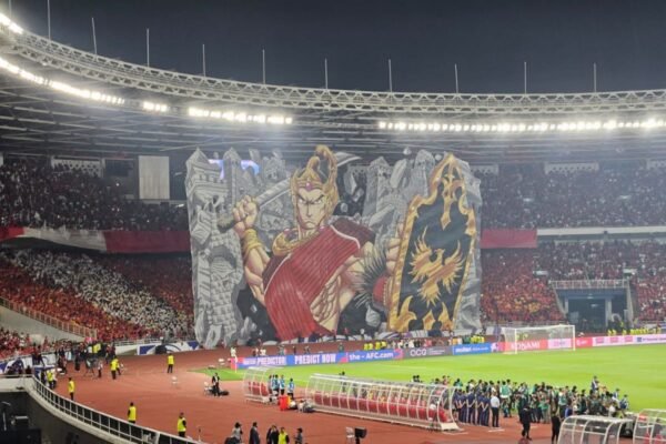Here are some alternate titles for "Koreografi Berhias Tifo Pendekar Wayang Warnai Laga Indonesia vs China":

1. "Tampilan Tifo Pendekar: Kisah Wayang dalam Pertandingan Indonesia vs China"
2. "Penghormatan Wayang: Koreografi Tifo dalam Pertandingan Indonesia vs China"
3. "Kreativitas Tifo: Simbiosis Wayang dan Laga Indonesia vs China"
4. "Seni Tifo Pendekar: Mewarnai Pertarungan Indonesia vs China"
5. "Tari Tifo: Meriahkan Laga Indonesia vs China dengan Sentuhan Wayang"
6. "Laga Berwarna: Tifo Pendekar Wayang dalam Duel Indonesia vs China"
7. "Ekspresi Budaya: Koreografi Tifo dalam Pertandingan Indonesia vs China"
8. "Pertandingan Berwarna: Wayang dan Tifo dalam Duel Indonesia vs China"
9. "Koreografi Bergerak: Tifo Pendekar Warnai Pertandingan Indonesia vs China"
10. "Meriahkan Laga: Tifo Pendekar dan Pesona Wayang di Indonesia vs China"

Feel free to mix and match elements from these suggestions to find the perfect title!