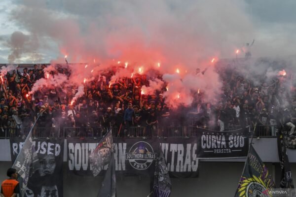Suar dan Petasan: Laga Persita vs Persib Dihentikan Sementara