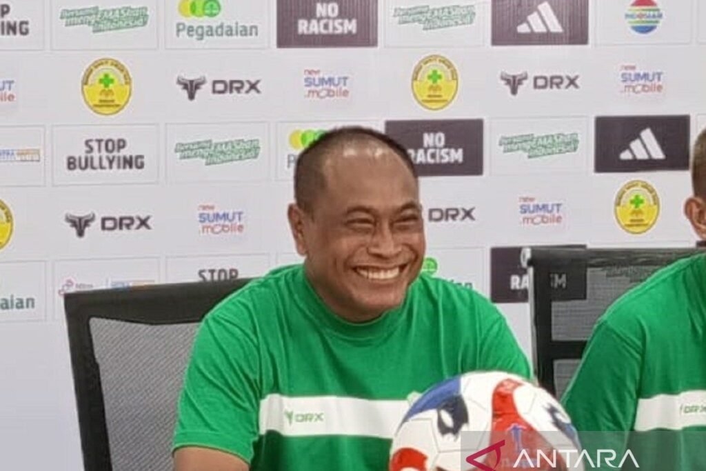 Berikut beberapa alternatif judul yang dapat menggambarkan tema "PSMS benahi lini pertahanan agar lebih solid":

1. "PSMS Tingkatkan Kekuatan Lini Pertahanan untuk Hasil yang Lebih Baik"
2. "Revitalisasi Lini Pertahanan: Upaya PSMS Menuju Tim yang Lebih Solid"
3. "PSMS Fokus pada Penguatan Pertahanan untuk Meningkatkan Performa"
4. "Memperkokoh Fondasi Tim: PSMS Berbenah di Lini Pertahanan"
5. "Perbaikan Lini Pertahanan: Langkah Strategis PSMS Menuju Kesuksesan"
6. "PSMS Menyusun Pertahanan yang Solid untuk Menghadapi Tantangan"
7. "Mengoptimalkan Pertahanan: PSMS Berupaya Mencetak Kemenangan"
8. "Strategi Baru PSMS: Memperkuat Pertahanan untuk Meningkatkan Kompetisi"

Silakan pilih atau modifikasi sesuai kebutuhan!