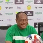 Berikut beberapa alternatif judul yang dapat menggambarkan tema "PSMS benahi lini pertahanan agar lebih solid":

1. "PSMS Tingkatkan Kekuatan Lini Pertahanan untuk Hasil yang Lebih Baik"
2. "Revitalisasi Lini Pertahanan: Upaya PSMS Menuju Tim yang Lebih Solid"
3. "PSMS Fokus pada Penguatan Pertahanan untuk Meningkatkan Performa"
4. "Memperkokoh Fondasi Tim: PSMS Berbenah di Lini Pertahanan"
5. "Perbaikan Lini Pertahanan: Langkah Strategis PSMS Menuju Kesuksesan"
6. "PSMS Menyusun Pertahanan yang Solid untuk Menghadapi Tantangan"
7. "Mengoptimalkan Pertahanan: PSMS Berupaya Mencetak Kemenangan"
8. "Strategi Baru PSMS: Memperkuat Pertahanan untuk Meningkatkan Kompetisi"

Silakan pilih atau modifikasi sesuai kebutuhan!